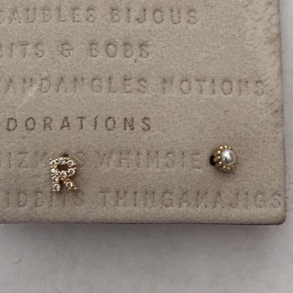 Letter R Monogram & Pearl post letter R - Picture 7 of 14